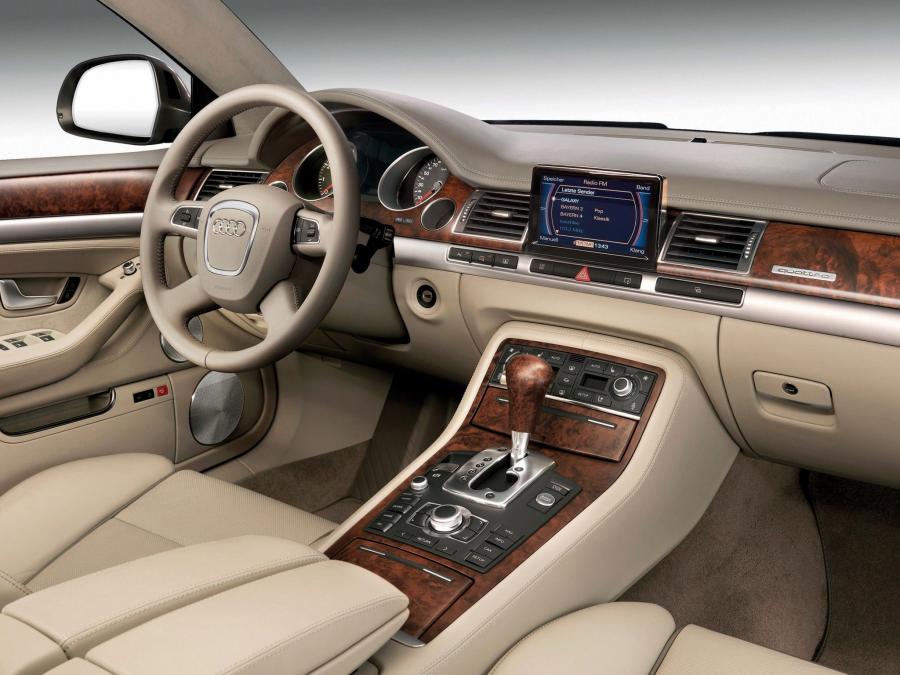 Торпедо Audi A8 L W12 Quattro (D3) 2008 года  (фото 19 из 20)